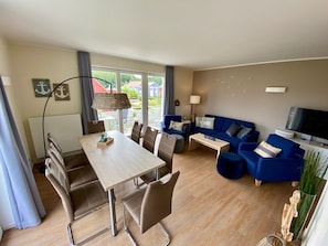 Smart-TV, Kamin, BĂŒcher, Stereoanlage