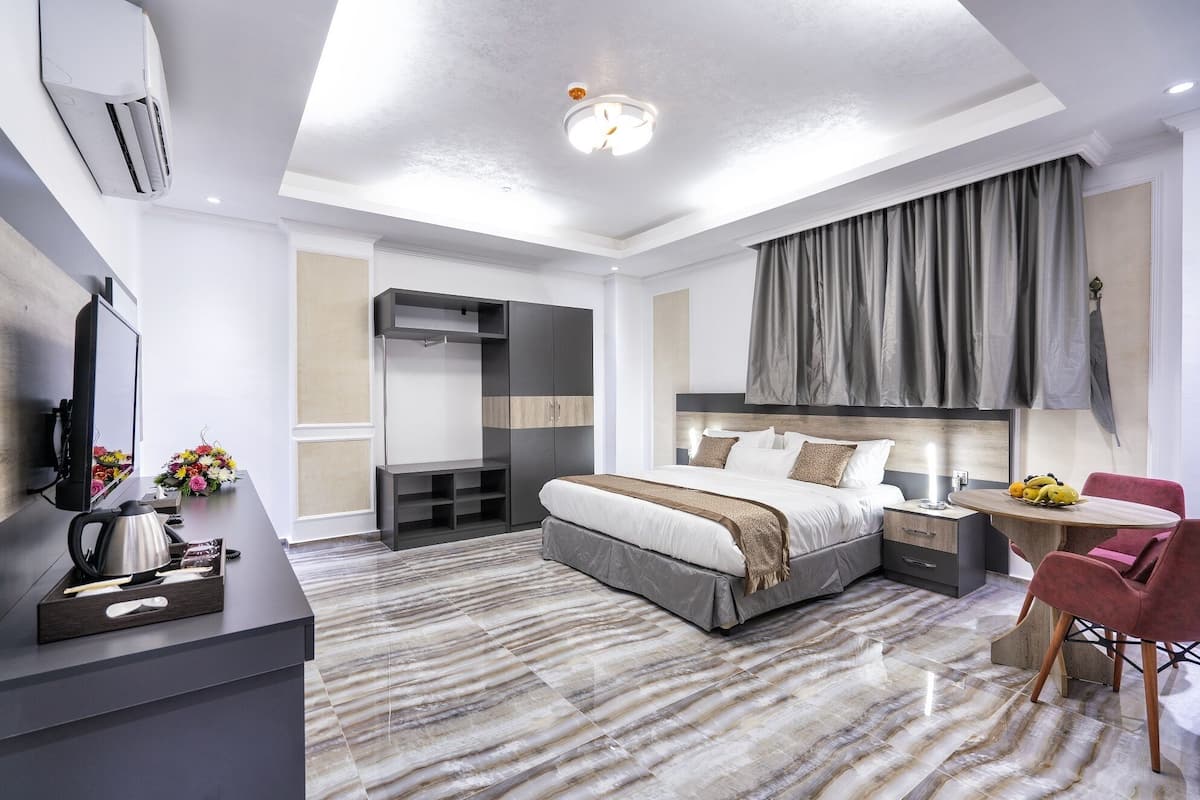 Studio Deluxe, 1 giường cỡ king | Két bảo mật tại phòng, màn/rèm cản sáng, phòng cách âm 