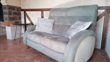 TV, caminetto, lettore DVD, tavolo da calcetto