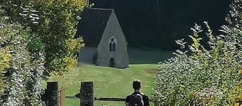Gîte en campagne rénové avec cheminée, grands jardins, WiFi, près d'un village médiéval.