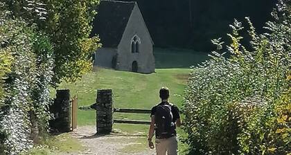 Gßte en campagne rénové avec cheminée, grands jardins, WiFi, prÚs d'un village médiéval.