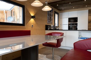 Réfrigérateur, four à micro-ondes, un four, surface de cuisson