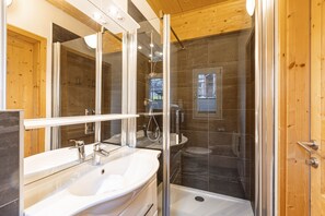 Badewanne, Haartrockner, Handtücher
