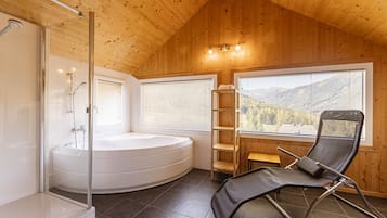 Baignoire, sĂšche-cheveux, serviettes fournies