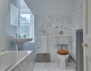 Combined shower/tub