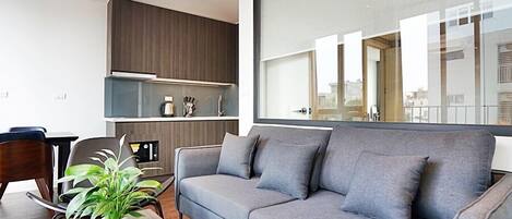 ビジネス アパートメント 1 ベッドルーム 浴槽 | リビング エリア | 32 インチの薄型テレビ (ケーブル放送視聴可)、テレビ、暖炉