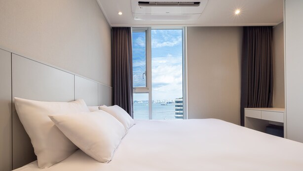 Standard King (Half Ocean View)