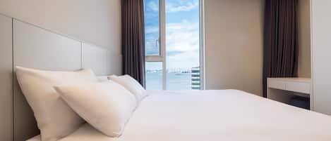 Standard King (Half Ocean View) | Select Comfort 床、办公桌、笔记本电脑工作区、遮光窗帘