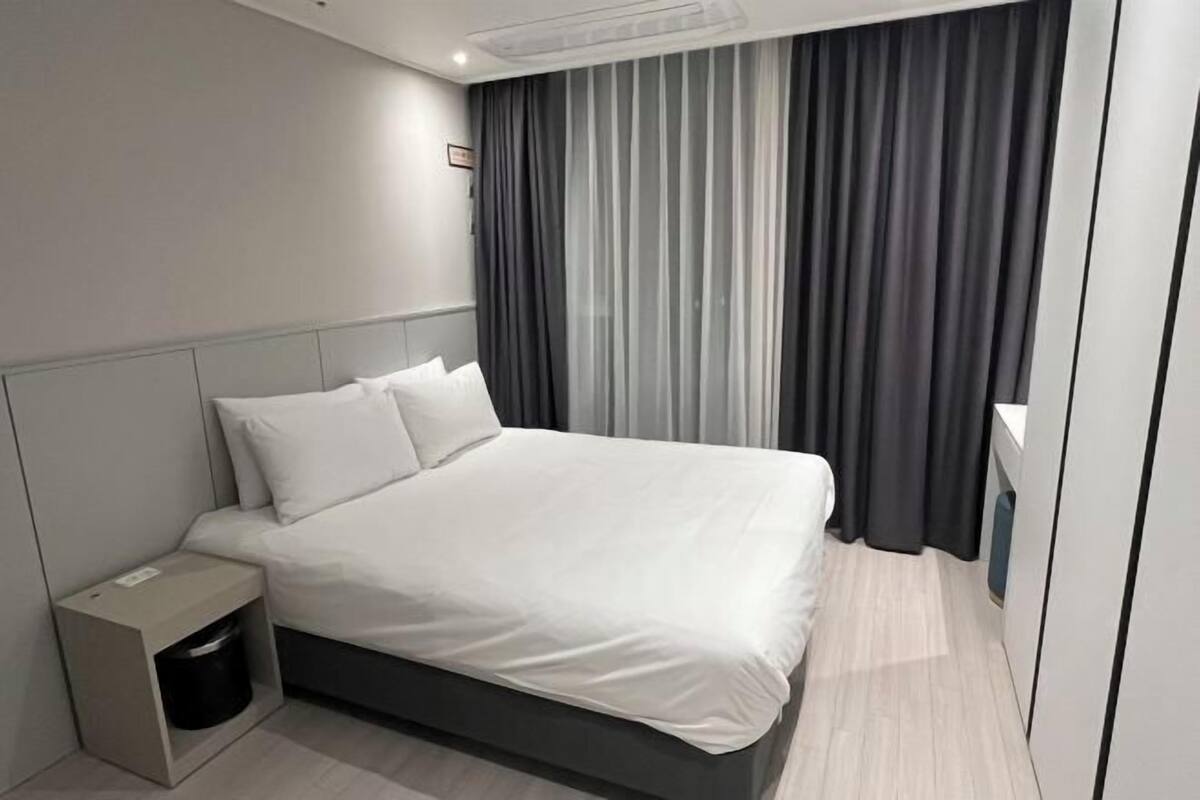 Select Comfort beds, desk, laptop workspace, blackout curtains