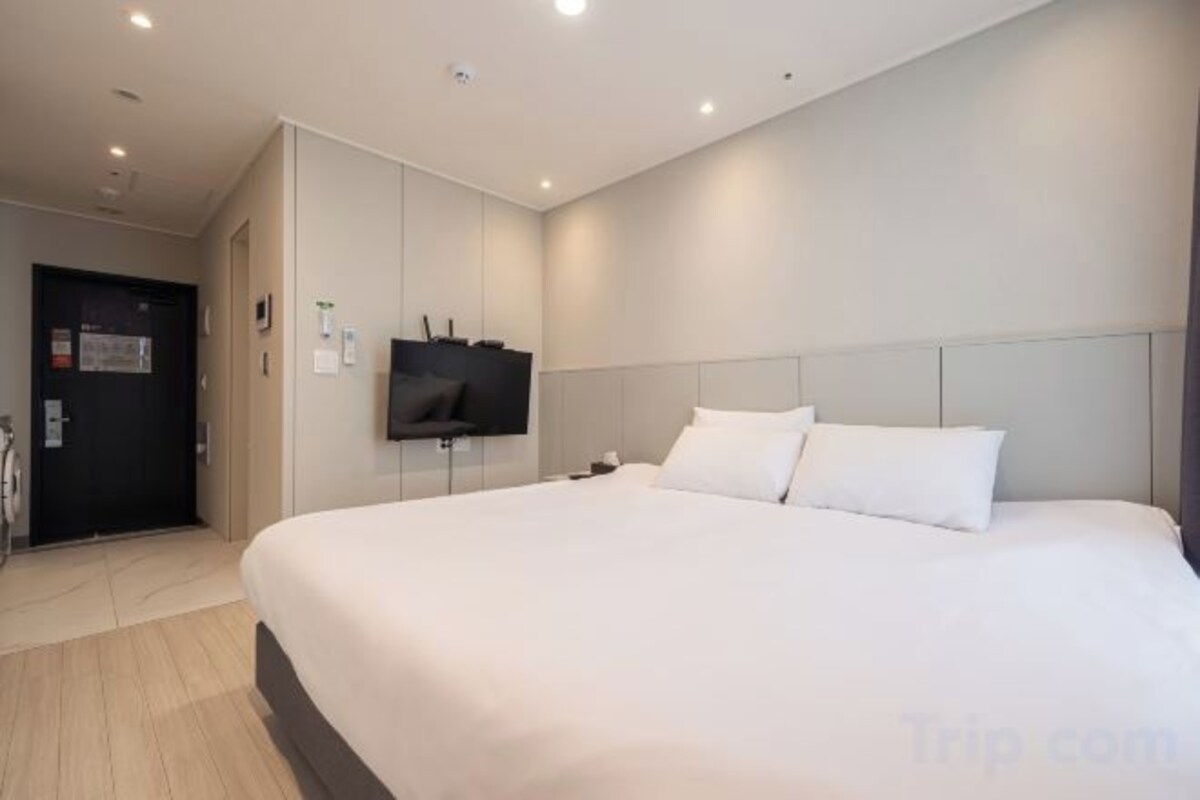 Standard King Room (Half Ocean View)