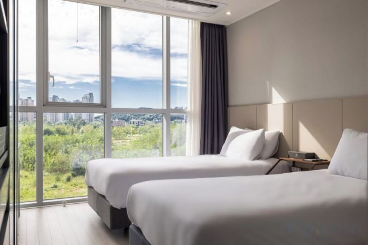 Standard Twin Room (City View)