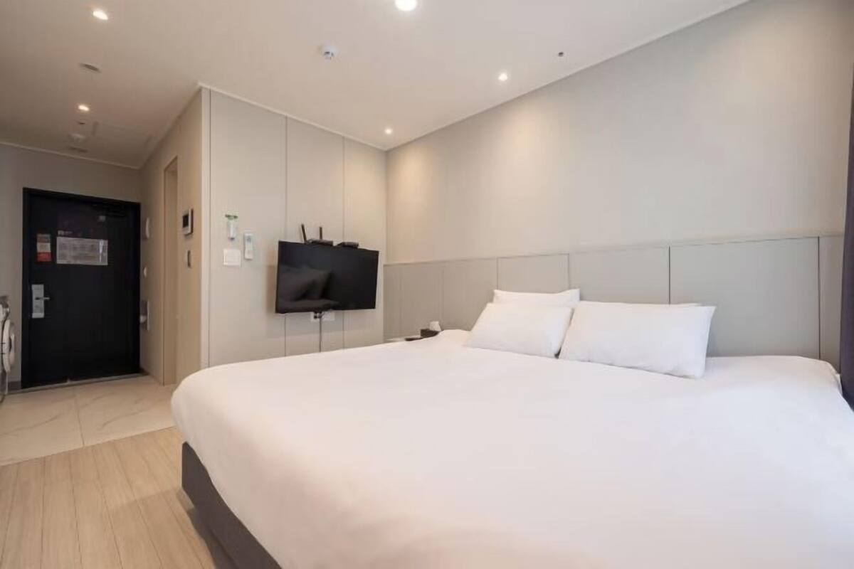 Select Comfort beds, desk, laptop workspace, blackout curtains