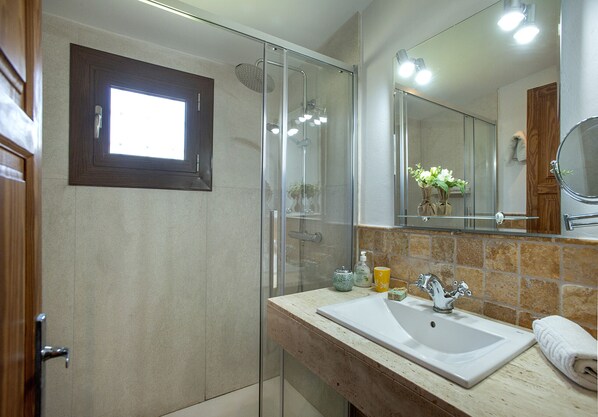 Bathtub, hair dryer, towels - VILLA PAU - MOUNTAIN VIEWS AND NATURE (Pollensa)