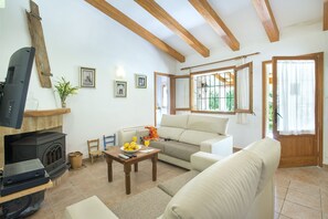 TV, DVD player, mesa de pingue-pongue, aparelho de som