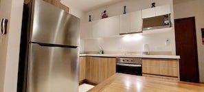 Cafetera y tetera, refrigerador, microondas y horno 