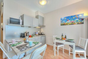 Standard Studio, Mountain View (Gelsomino Apt. 5 Front Lake) | Private kitchen | Fridge, microwave, stovetop, dishwasher
