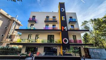 Vista frontal de la propiedad