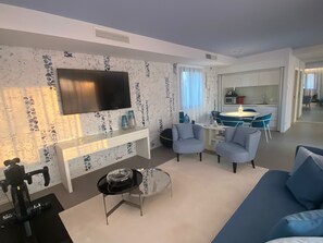 Suite, 2 grands lits, vue sur la mer | Aire de séjour | Téléviseur connecté de 46 po avec télévision numérique, téléviseur