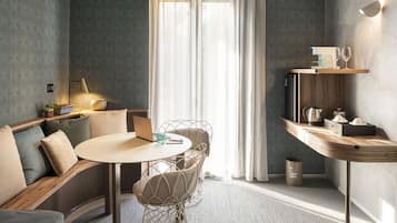 Suíte luxo, 1 cama Queen e sofá-cama, sauna seca | Área de estar | Smart TV 46 polegadas com canais digitais, TV