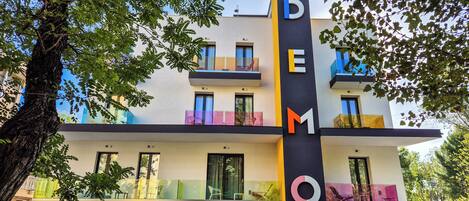 Vista frontal de la propiedad