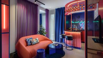 Suite, 1 cama Queen size | 2 habitaciones, minibar y caja de seguridad en la habitación