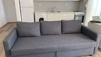 Apartemen Kota | Dapur pribadi | Lemari es, oven, dan peralatan masak/sendok-piring