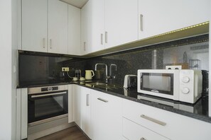 Fridge, microwave, oven, stovetop - Savory Aqua Apartment, Sete Rios, Lisbon !New! (Lisboa)