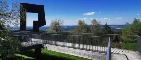 المنطقة المحيطة بالمنشأة