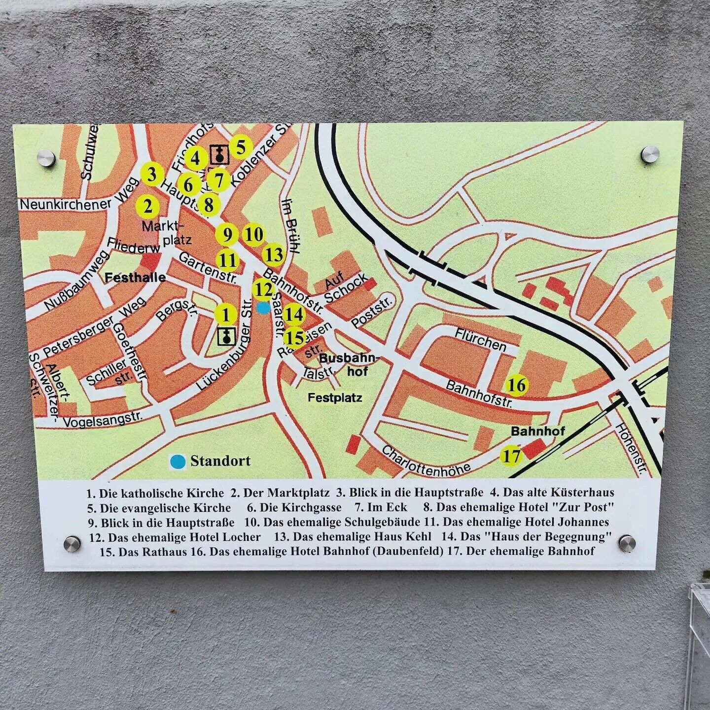 Un mapa detallado con puntos numerados que señalan sitios históricos y lugares emblemáticos.