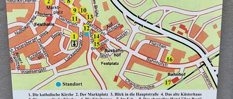 Un mapa detallado con puntos numerados que señalan sitios históricos y lugares emblemáticos.