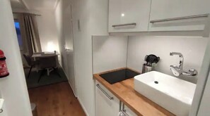 Kjøleskap, oppvaskmaskin, kaffetrakter/tekoker og brødrister