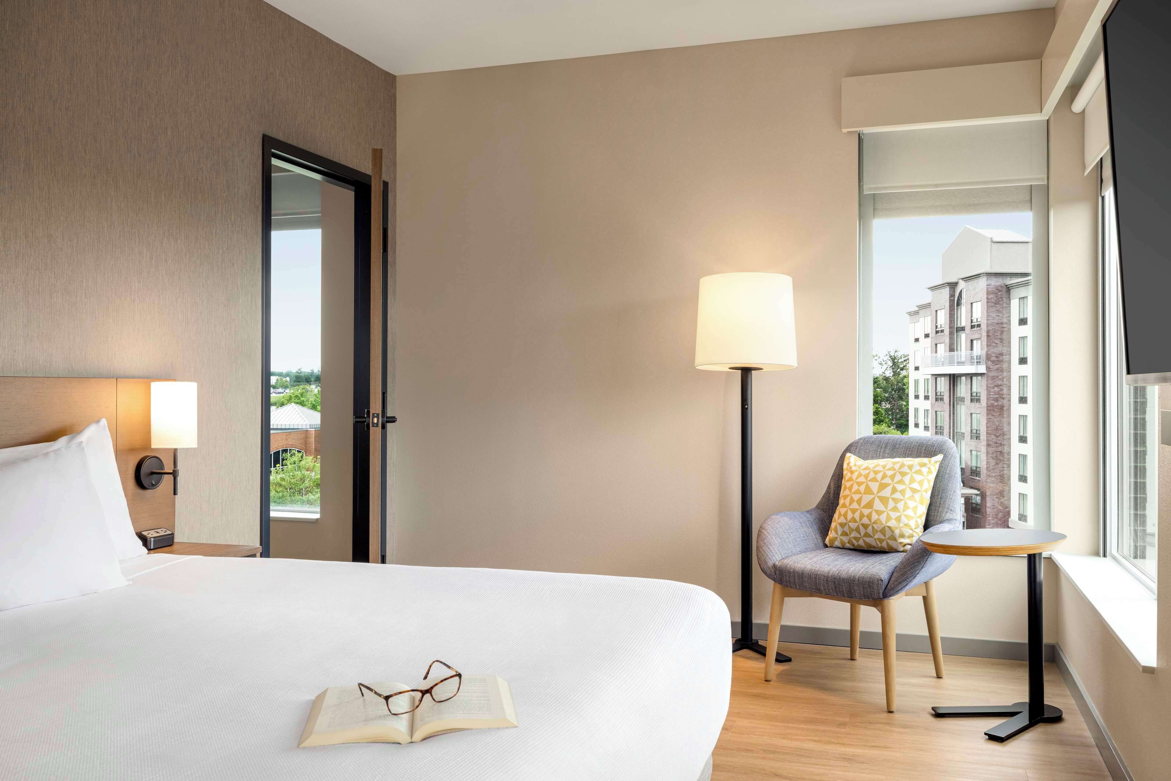 suite, 1 bedroom | in-room safe, desk, laptop workspace, iron/ironing board