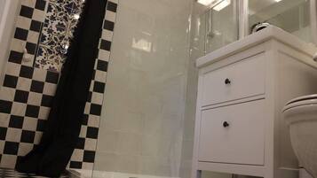 Cottage, Multiple Beds | Bathroom | Shower, hair dryer, towels, soap