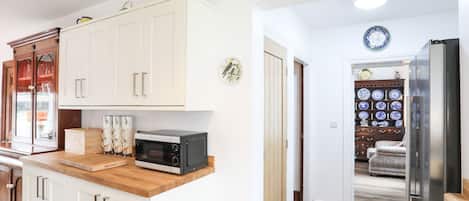 Cottage | Private kitchen | Fridge, dishwasher, electric kettle, toaster
