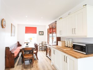 Cottage | Private kitchen | Fridge, dishwasher, electric kettle, toaster - Bryn Afon Farm (Caernarfon)