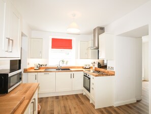 Cottage | Private kitchen | Fridge, dishwasher, electric kettle, toaster - Bryn Afon Farm (Caernarfon)