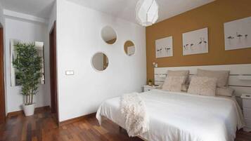 2 habitaciones, tabla de planchar con plancha y cuna de viaje