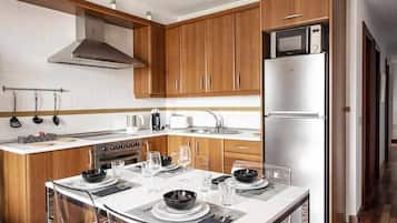 Microones, placa de cuina, cafetera i tetera i torradora