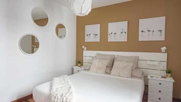 2 dormitorios, tabla de planchar con plancha, cuna de viaje