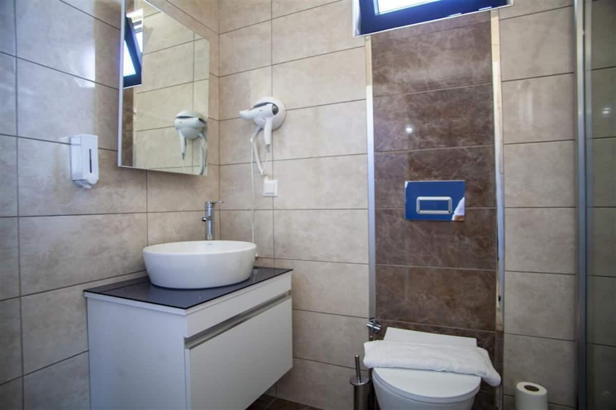standard twin room | bathroom | shower, rainfall showerhead, hair dryer, slippers
