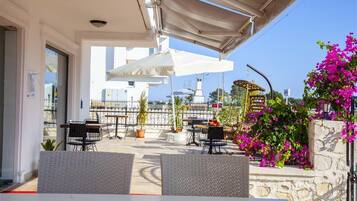 Chambre Double Standard | Coin séjour | Télévision LCD de 40 pouces avec chaßnes par satellite, télévision