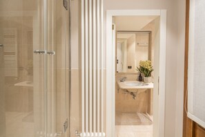 Douche, sèche-cheveux, serviettes fournies