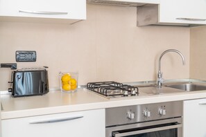 Kühlschrank, Ofen, Geschirrspüler, Wasserkocher mit Kaffee-/Teezubehör