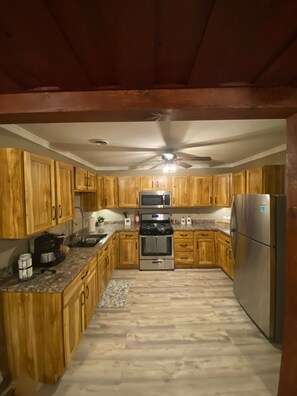 Fridge, microwave, oven, stovetop - Trail-Side Suite (New Bethlehem)