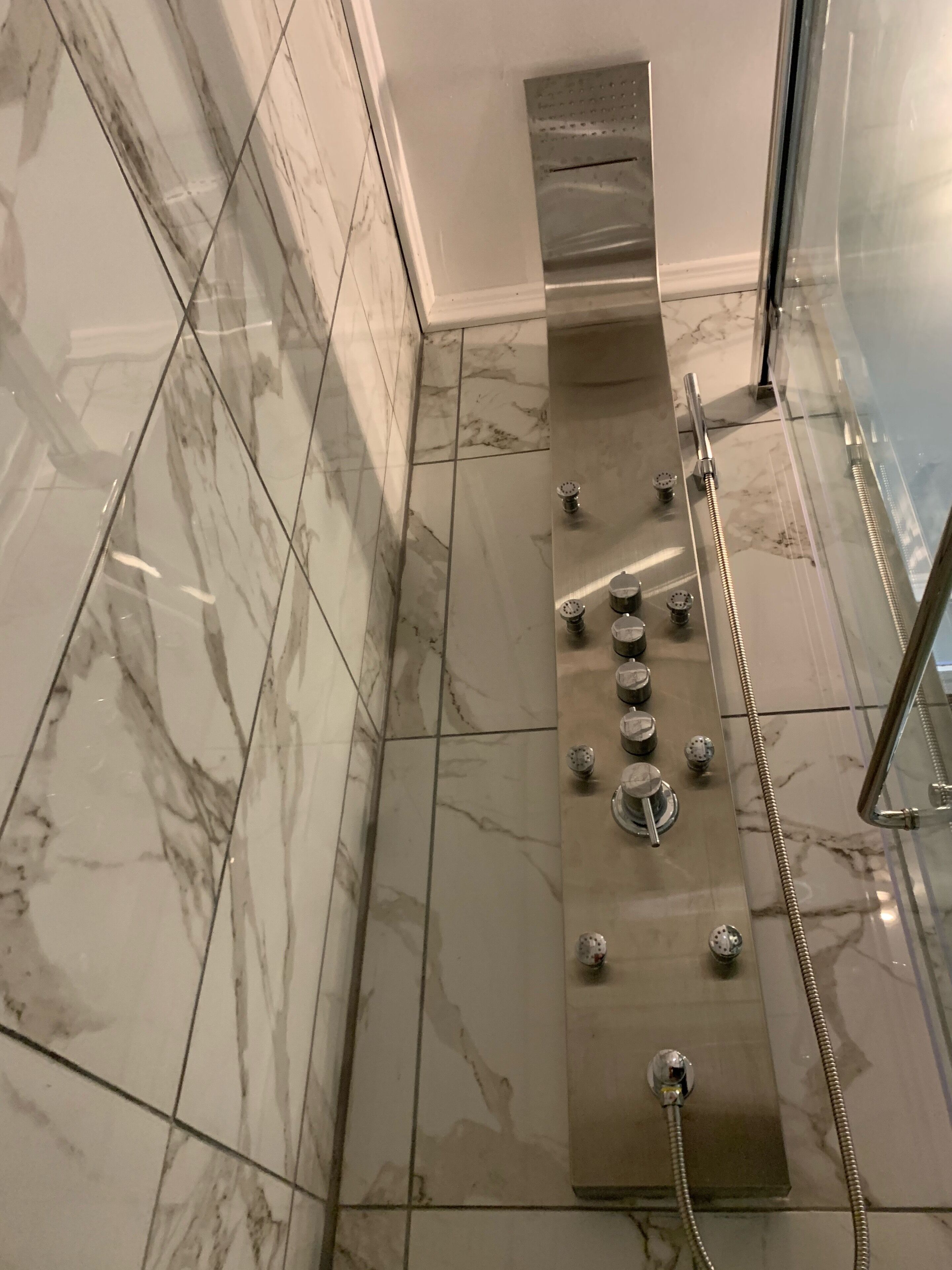 Douche, serviettes fournies, savon, shampoing