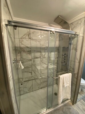 Douche, serviettes fournies, savon, shampooing