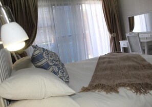 In-room safe, desk, soundproofing, iron/ironing board - Blue Lagoon Hotel and Conference Centre (East London)
