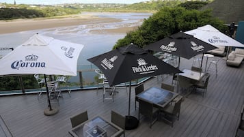 2 bars/lounges