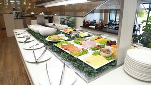 Breakfast buffet - Blue Lagoon Hotel and Conference Centre (East London)