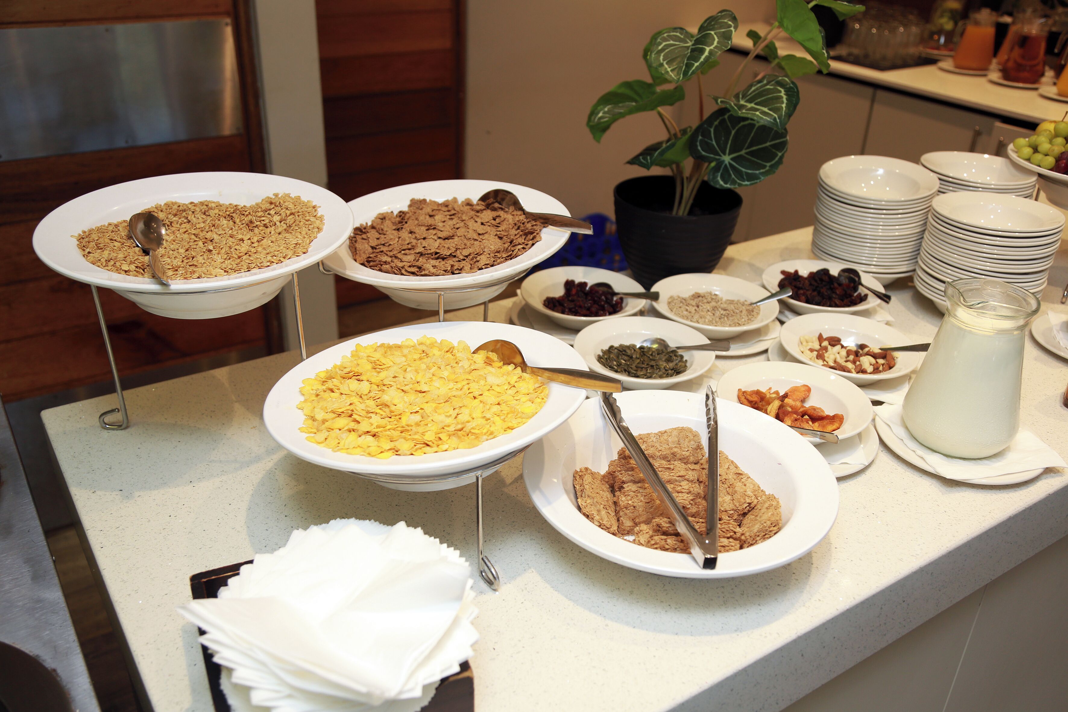 Una mesa de buffet con diferentes alimentos y utensilios.